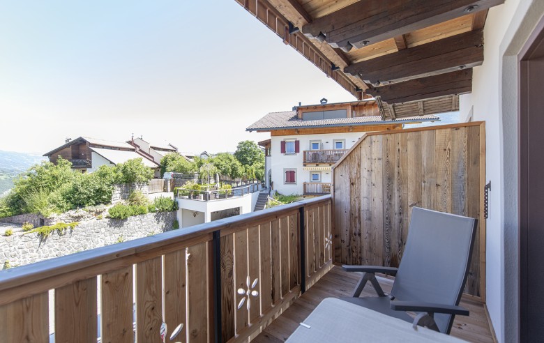 La vista panoramica dal balcone vi offre la possibilità di visitare le case circostanti dal villaggio.