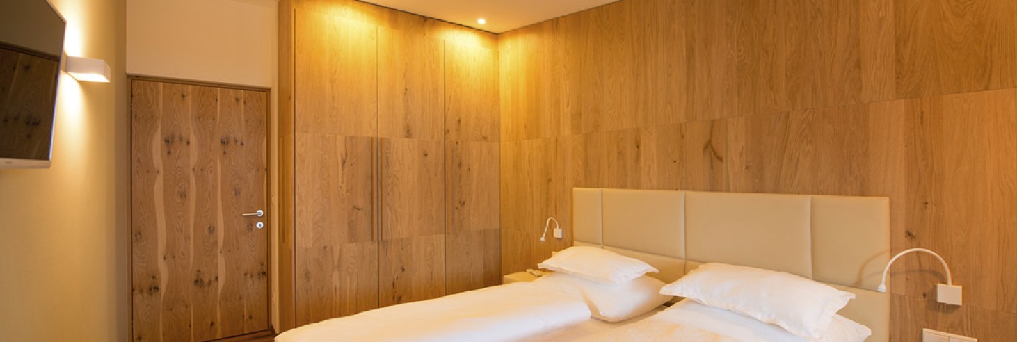 hubertus dolomites a fiè allo sciliar | Il vostro punto di partenza per avventure sull'Alpe di Siusi. L'immagine mostra un letto matrimoniale e una TV.