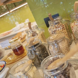 hubertus dolomites Fiè allo Sciliar | Deliziate il vostro palato: la nostra ricca colazione a buffet La colazione a buffet con muesli, frutta, semi vari e noci.