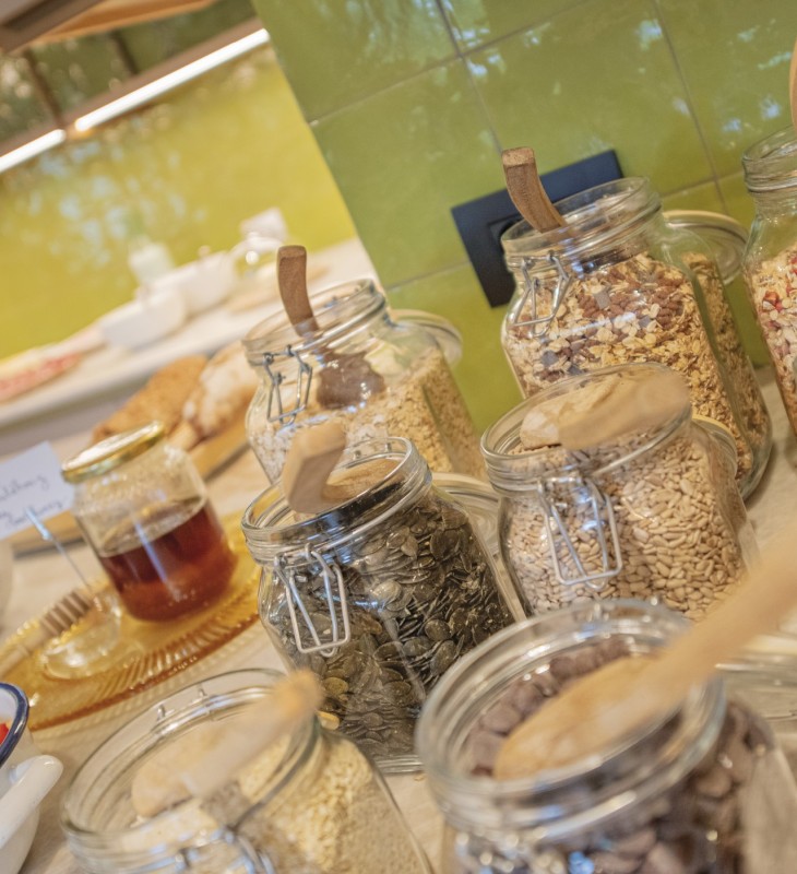La colazione a buffet con muesli, frutta, semi vari e noci.