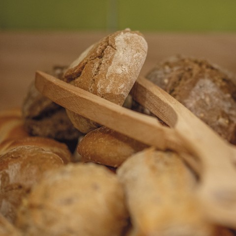 La foto mostra il cestino del pane del buffet della colazione.
