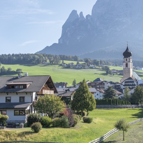 hubertus dolomites Fiè allo Sciliar | Vivere una natura incontaminata e paesaggi mozzafiato L'hotel con il paese di Fiè allo Sciliar e lo Sciliar sullo sfondo.