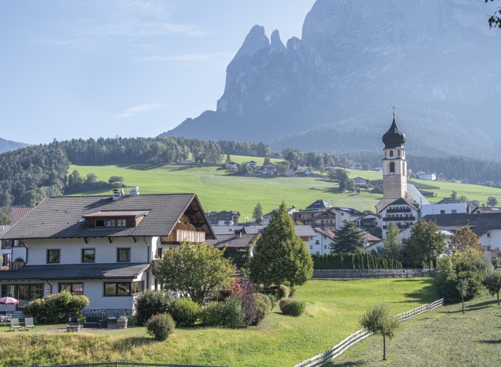 L'hotel con il paese di Fiè allo Sciliar e lo Sciliar sullo sfondo.