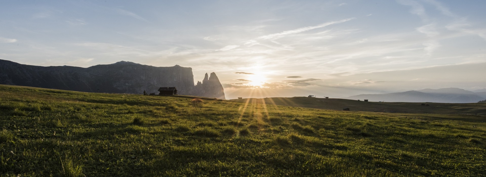 Lo Sciliar sull'Alpe di Siusi con il sole al tramonto.
