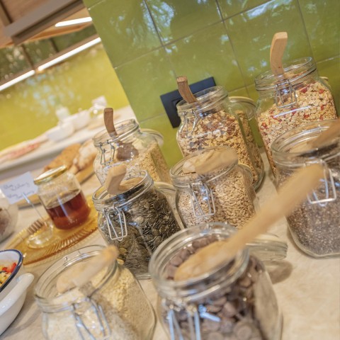 Vetri al buffet della colazione pieni di muesli, semi e frutta.