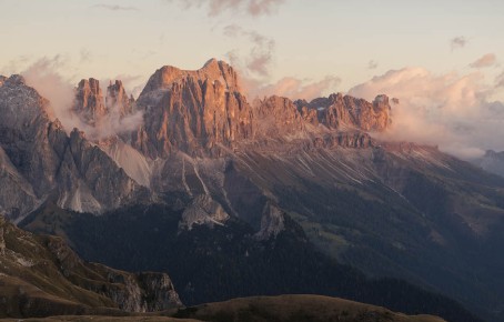 hubertus dolomites Fiè allo Sciliar | Momenti speciali in montagna nell'area dello Sciliar Una catena montuosa nelle Dolomiti al tramonto è pura magia.