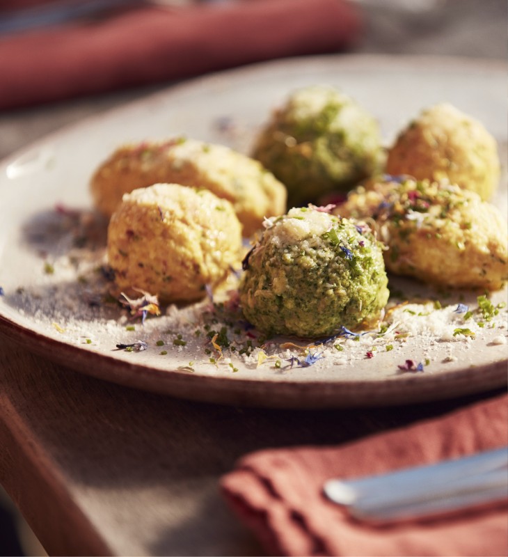 hubertus dolomites Völs am Schlern | Ristoranti autentici e specialità tradizionali sull'Alpe di Siusi Un piatto con diversi tipi di canederli – spinaci, formaggio –, un piatto tipico altoatesino.