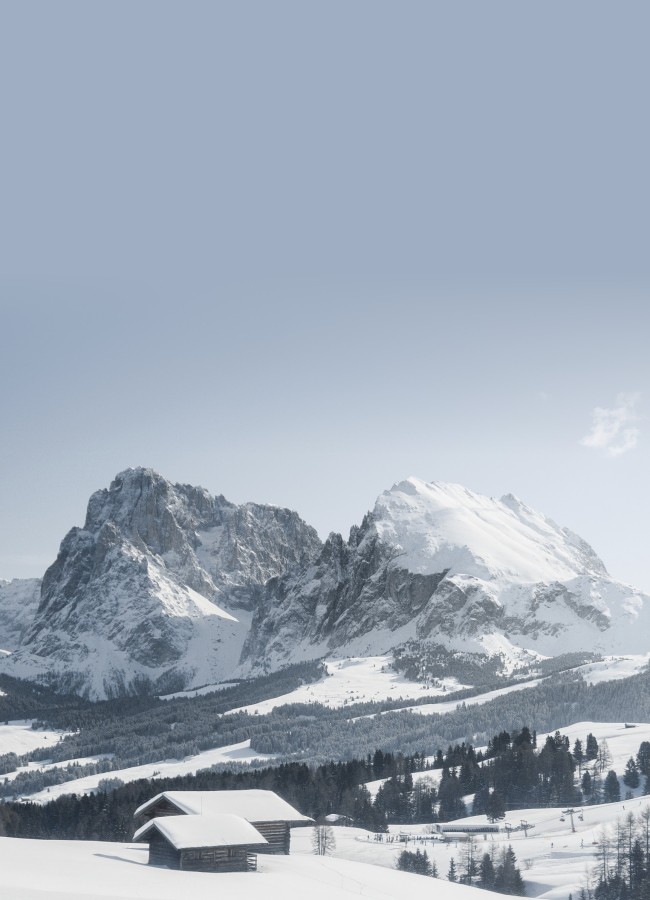 hubertus dolomites Fiè allo Sciliar | Meraviglia invernale sull'Alpe di Siusi I due dolomiti chiamari Sassolungo e Sassopiatto in inverno, nel loro bianco splendore.