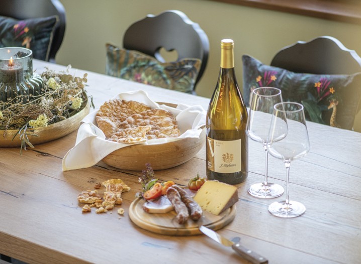 Il tavolo con un merenda e una bottiglia di vino.