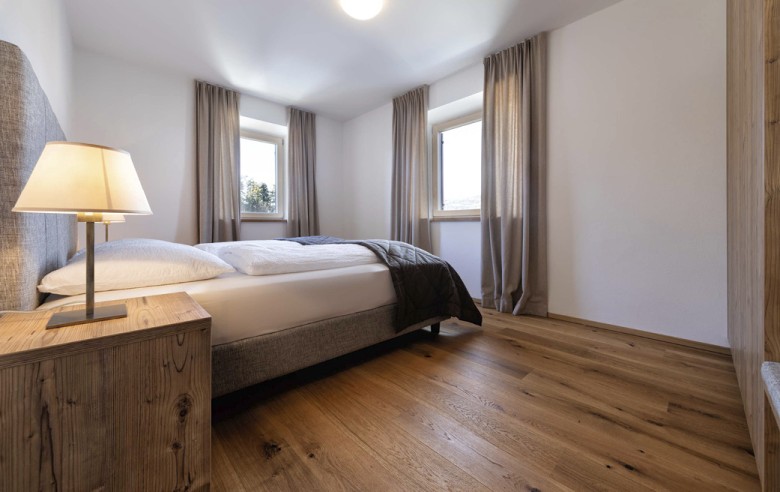 Il letto matrimoniale con due finestre.