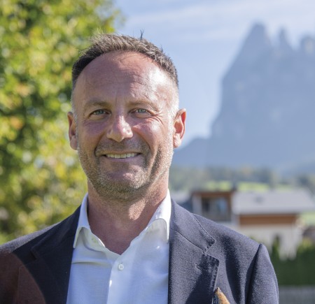 hubertus dolomites Völs am Schlern | L'ampia vista sullo Sciliar e la cordialità dei padroni di casa garantiscono una vacanza di qualità. Armin, l'ospite delle dolomiti di Hubertus, con lo Sciliar sullo sfondo.