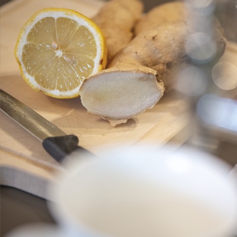 L'immagine mostra lo zenzero e un limone nell'angolo del tè.