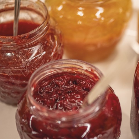 La foto mostra le marmellate fatte in casa.