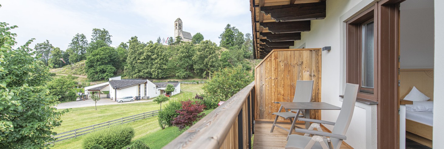 hubertus dolomites a Fiè allo Sciliar | Camera con vista sulle montagne: Vivi appieno l'esperienza dello Sciliar. La vista dal balcone offre la tranquillità dei prati circostanti e di una piccola chiesa.