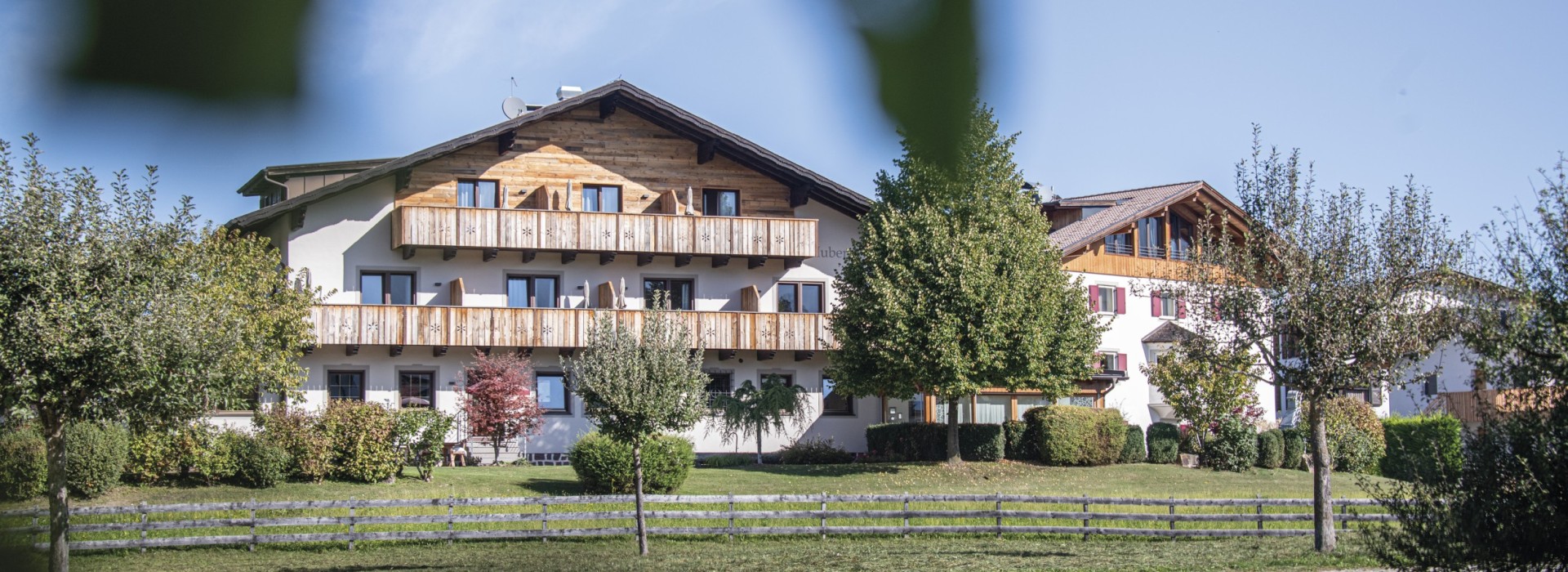 hubertus dolomites Fiè allo Sciliar | Scoprire le meraviglie della natura nelle Dolomiti Le due case dell'hotel immerse nel verde.