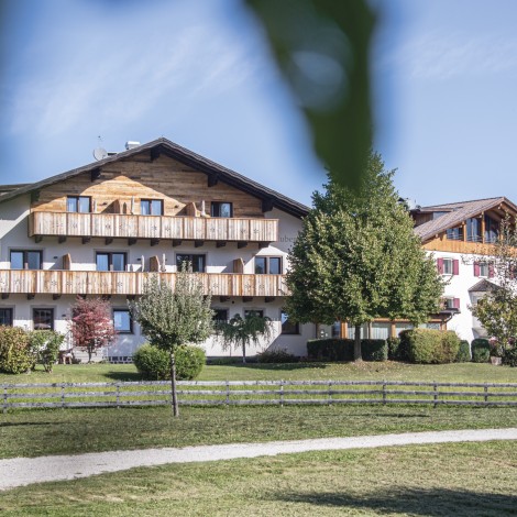 Le due case dell'hotel immerse nel verde.