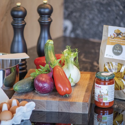 hubertus dolomites Völs am Schlern | In unserem hauseigenen Ein Brett mit Gemüse, einer Packung Nudeln, Tomatensauce und Eier.