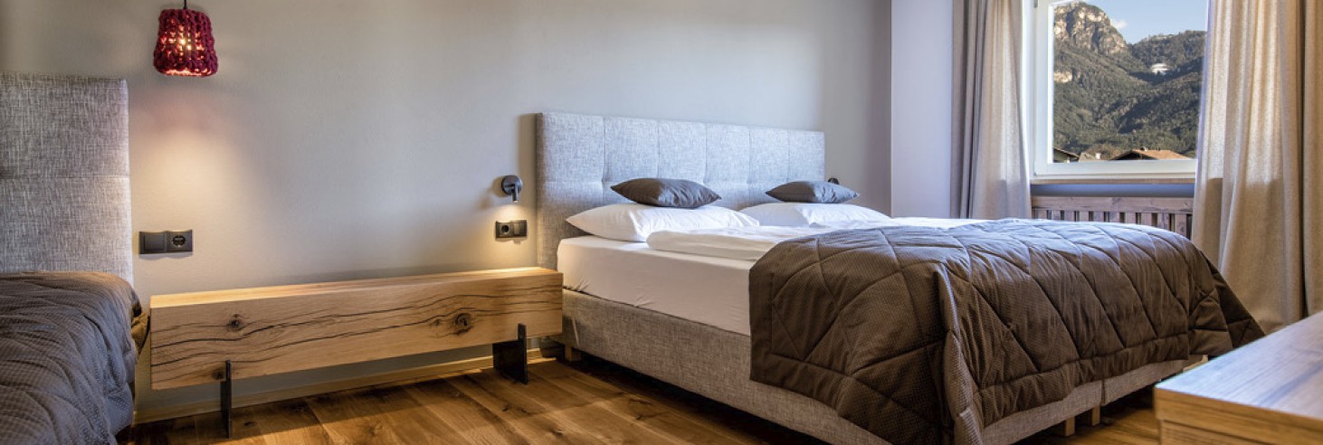 hubertus dolomites a Fiè allo Sciliar | Stanze da sogno allo Sciliar: Goditi il panorama montano. La camera familiare con due letti e la vista sulla natura.
