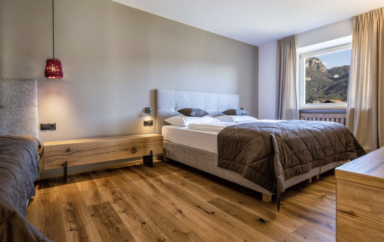 La camera familiare con due letti e la vista sulla natura.