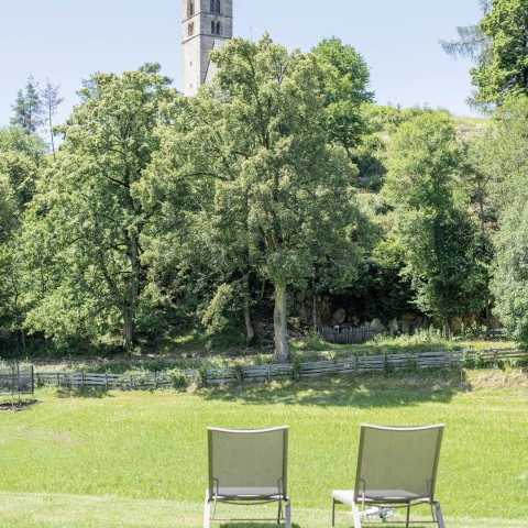 hubertus dolomites Fié allo Sciliar | Godetevi la natura con vista sulle Dolomiti, sulla natura e sul paese. Da due sdraio in giardino si possono vedere ampi prati verdi e la chiesa del paese.