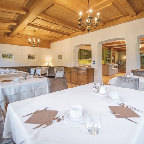 L'immagine mostra il tavolo della colazione apparecchiato.