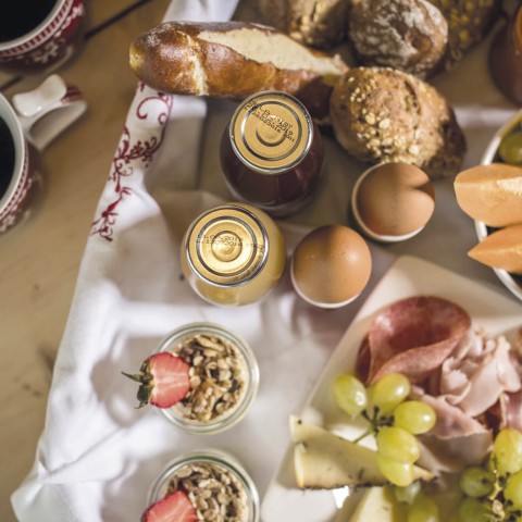 hubertus dolomites Völs am Schlern | Genieß den Morgen mit einem Südtiroler Frühstück hubertus Frühstücksbuffet mit Joghurt, Eiern, Säfte, Obst und Brot.