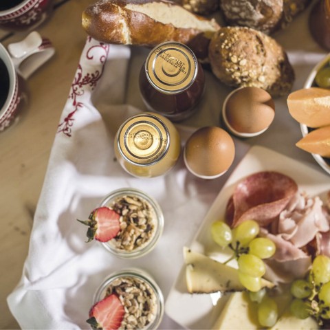 La colazione in stile hubertus: buffet con yogurt, uova, succhi, frutta e pane.