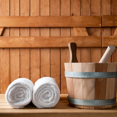 Gli asciugamani e il cestino dell'acqua sono d'obbligo nella sauna.