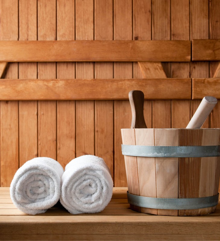 Gli asciugamani e il cestino dell'acqua sono d'obbligo nella sauna.