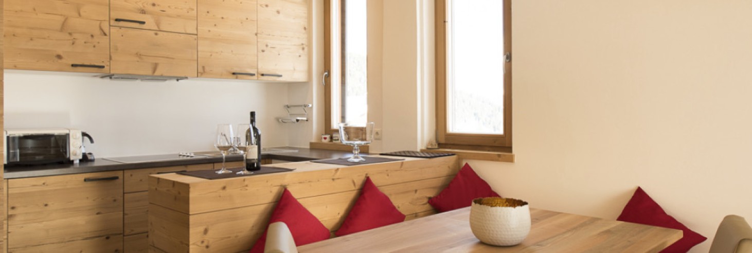 Tavolo in legno massiccio nel rustico e romantico chalet per vacanze nella natura direttamente sull'Alpe di Siusi