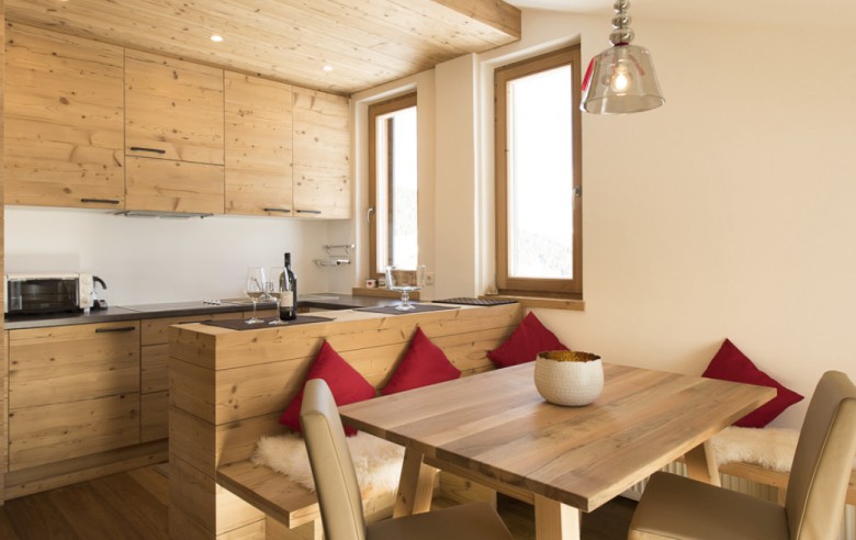 Tavolo in legno massiccio nel rustico e romantico chalet per vacanze nella natura direttamente sull'Alpe di Siusi