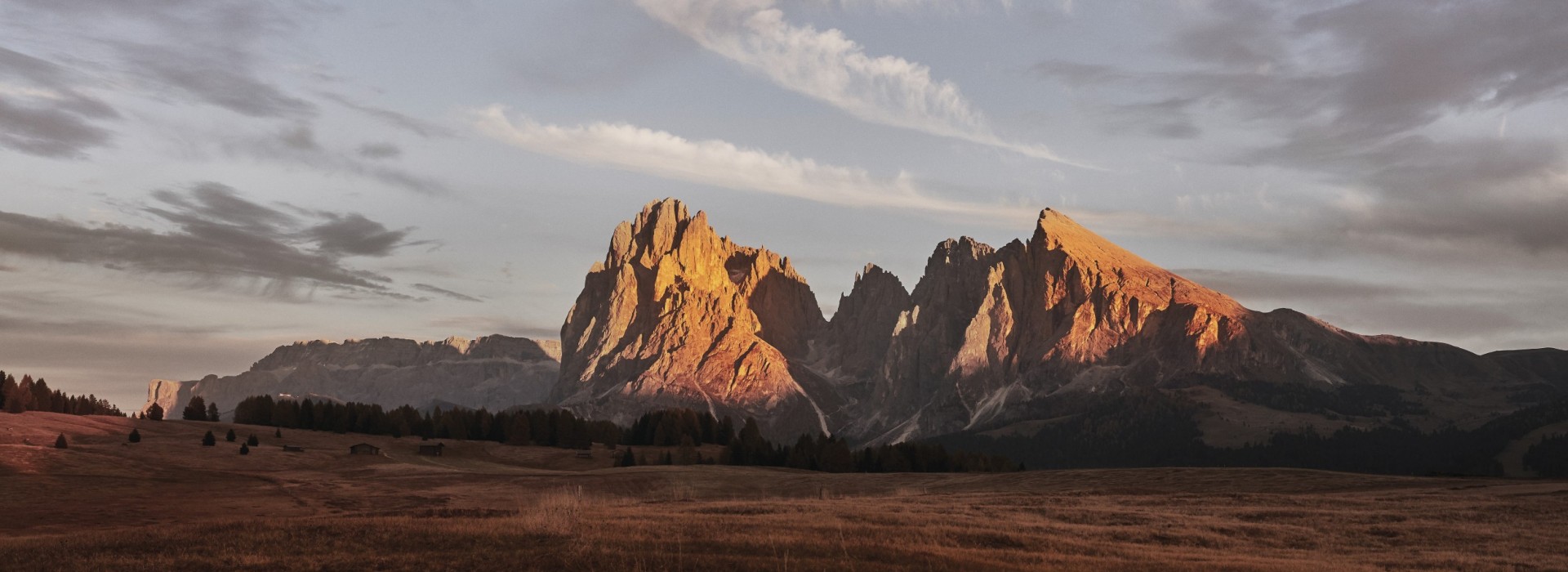 dolomiti di Hubertus Völs am Schlern | Natura pura in estate: Alpe di Siusi, Sassolungo e Sassopiatto Due montagne dolomitiche – il Sassolungo e il Sassopiatto in autunno, al tramonto.