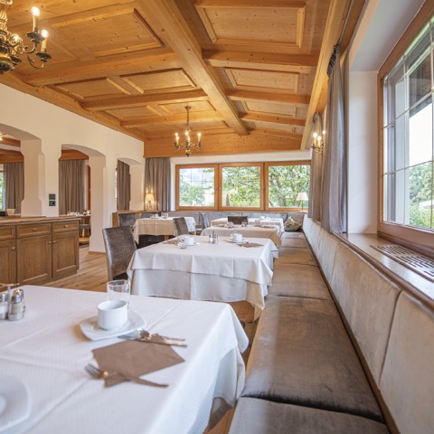 La foto mostra la sala colazioni.