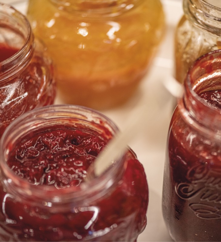 Marmellate fatte in casa di mirtilli, albicocche, lamponi, mirtilli e altro ancora.