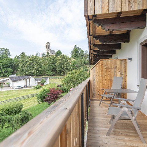 La vista da una stanza della natura circostante e la vista verso la chiesa.
