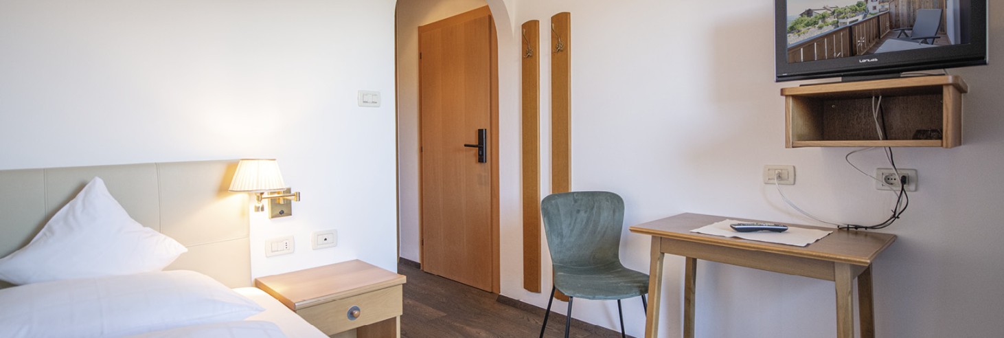 hubertus dolomites a Fiè allo Sciliar | L'alloggio perfetto per vacanza da solo o sola vicino all'Alpe di Siusi. La camera single accogliente con letto singolo, scrivania e televisore.