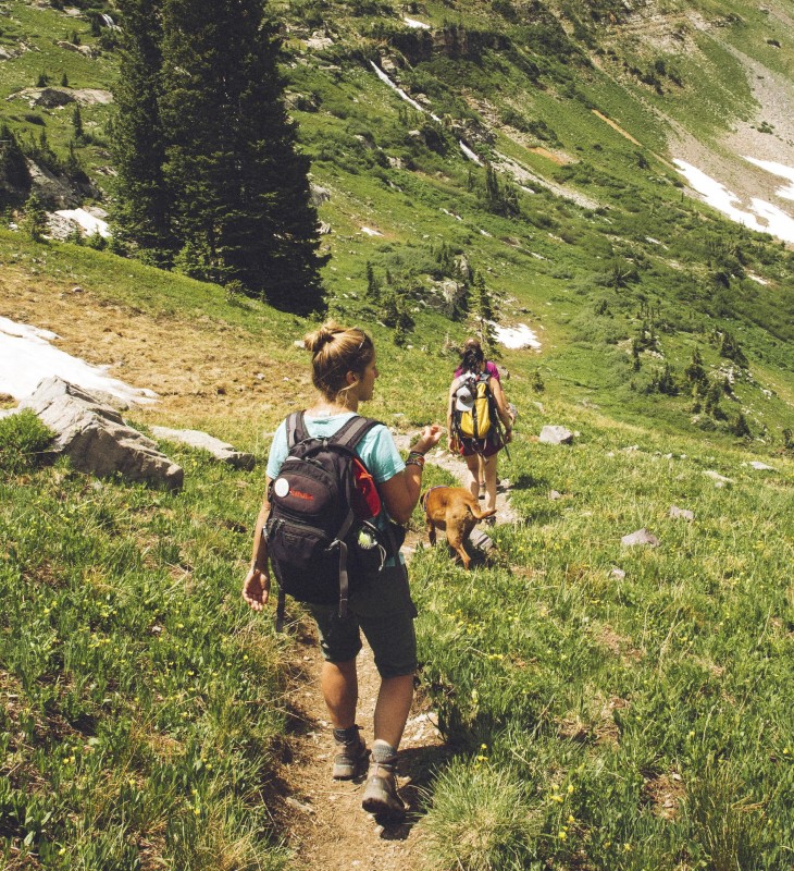 hubertus Völs am Schlern | Esplorate l'Alpe di Siusi nel suo splendore naturale in tutte le stagioni Tre donne con un cane camminano lungo un sentiero sull'Alpe di Siusi.