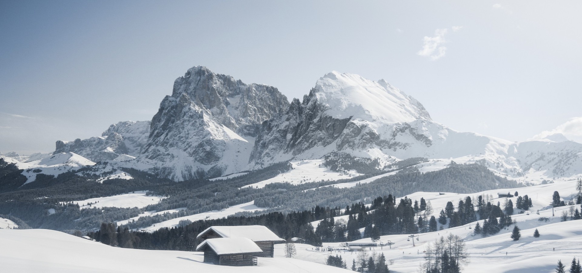 hubertus dolomites Fiè allo Sciliar | Meraviglia invernale sull'Alpe di Siusi I due dolomiti chiamari Sassolungo e Sassopiatto in inverno, nel loro bianco splendore.
