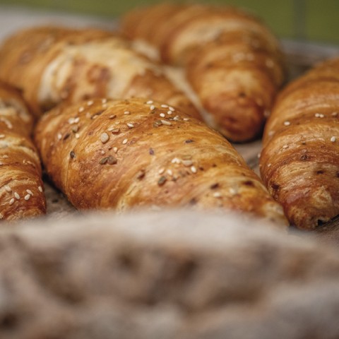 Croissants e panini del buffet della colazione.