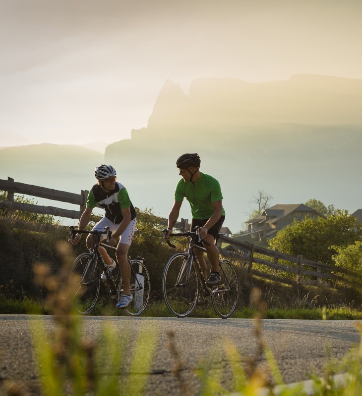 hubertus dolomites Fiè allo Sciliar | La magia dell'estate dolomitica: in bici sull'Alpe di Siusi Due ciclisti sull'Alpe di Siusi. Sullo sfondo si vede lo Sciliar.