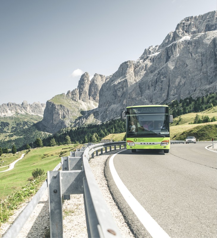 hubertus dolomites Fiè allo Sciliar | Massimizza i tuoi vantaggi con la mobil card L'immagine mostra l'autobus di suedtirol mobil.