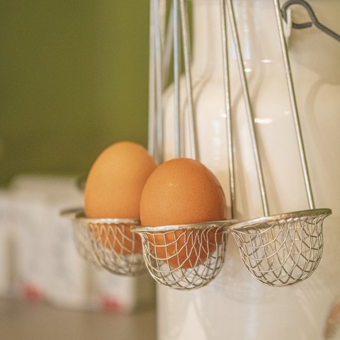 L'immagine mostra due uova da colazione.