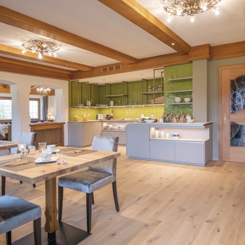 La sala colazioni con buffet.