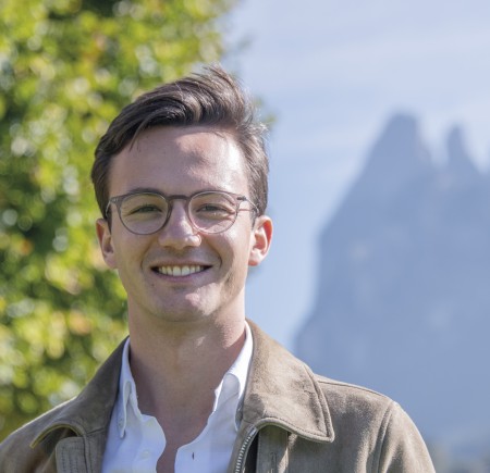 Julian, il fliglio dei proprietari, davanti allo Sciliar a Fié.