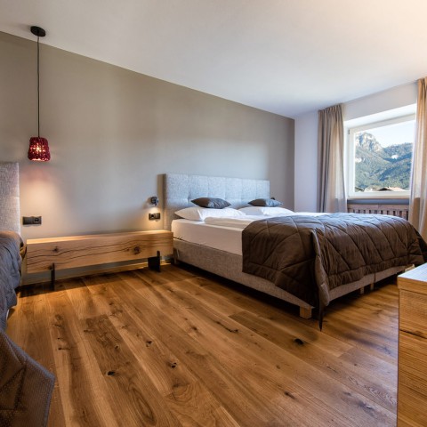 hubertus dolomites Fiè allo Sciliar | Realizzare i sogni di una stanza e la vacanza in famiglia La camera familiare con due letti.