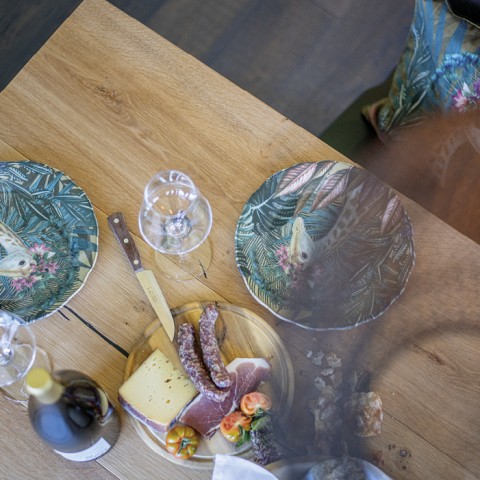 hubertus dolomites a fiè allo sciliar | Goditi i prodotti dell'Alto Adige nella nostra cucina comune. L'immagine mostra il tavolo apparecchiato nella cucina comune con una merenda tipica dell'Alto Adige.