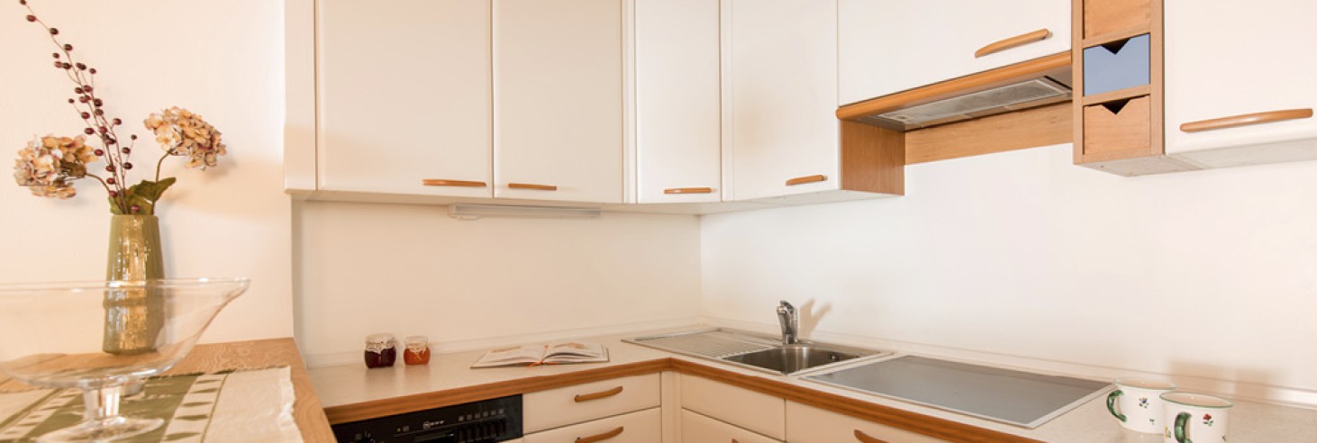 hubertus dolomites a fiè allo sciliar | Le avventure in montagna iniziano qui: Pernotti sull'Alpe di Siusi. La cucina dell'appartamento. È dotata di lavastoviglie e piano cottura.