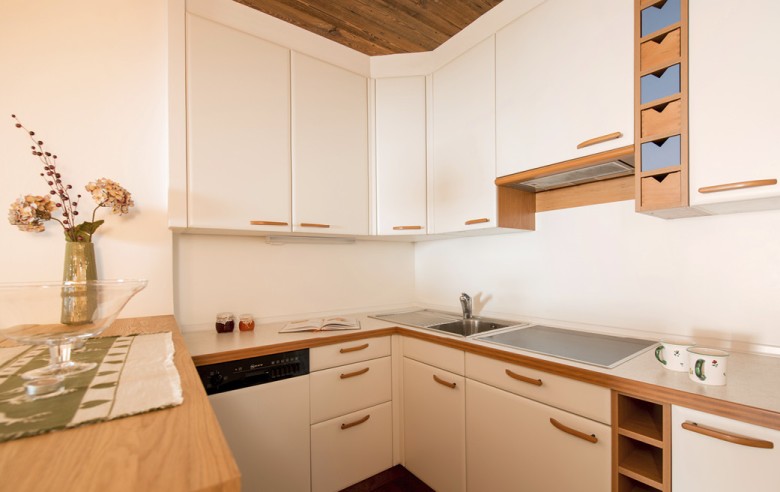 La cucina dell'appartamento. È dotata di lavastoviglie e piano cottura.