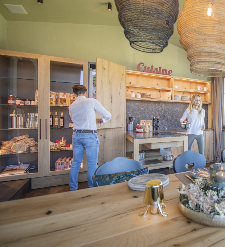 Qualche volta anche Julian e Nora cucinano insieme nella cucina comune.