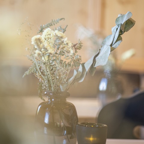 L'immagine mostra alcuni fiori su un tavolo.